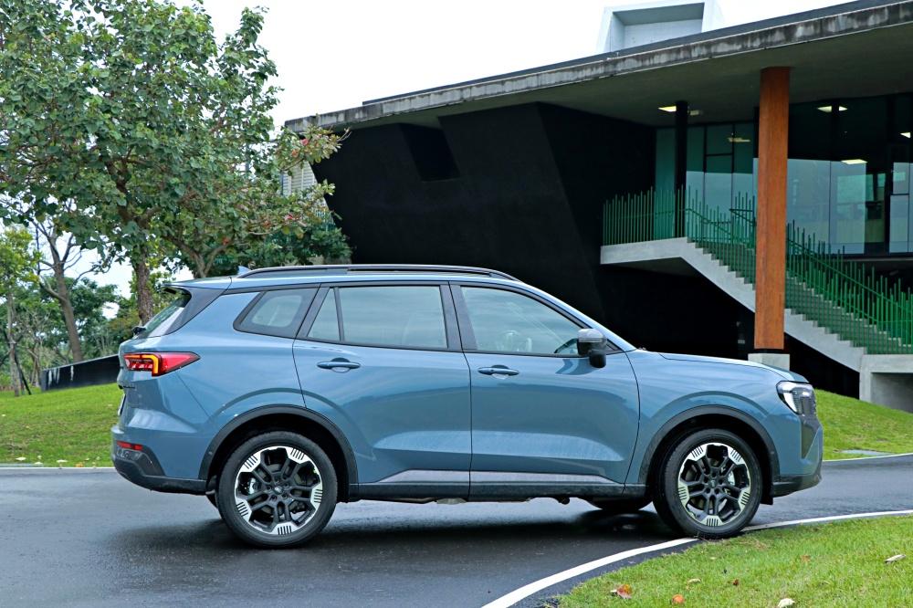 車身透過鈑件線條讓身形不顯臃腫。