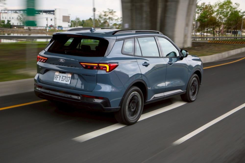 渦輪油電系統具備 245 匹同級最大綜效馬力與 55.6 公斤米扭力，實際加速卻相當溫和。