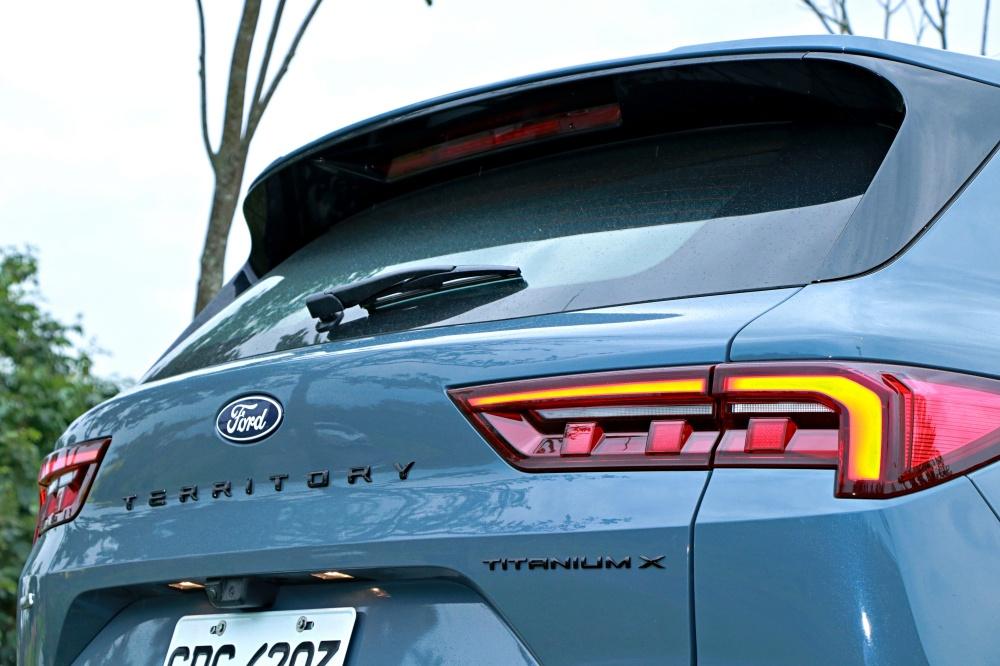 尾燈組採用 Mustang 三柱式提升辨識度。