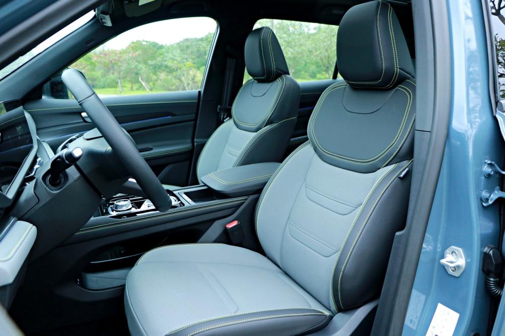 雙色布局座椅並採 PANGEA 頂級真皮。