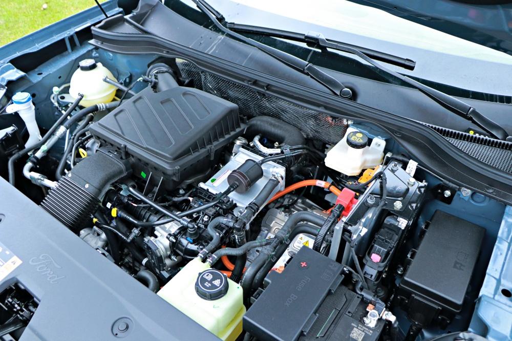 動力搭載 1.5 升渦輪引擎與電動馬達、電池組。
