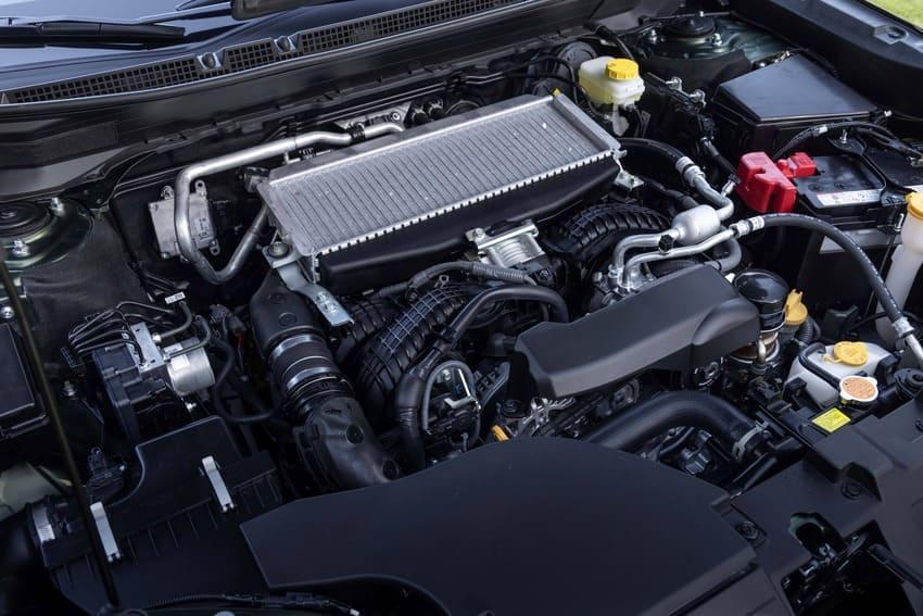 現行提供 2.5 升自然進氣、2.4 升渦輪增壓兩款水平對臥引擎選擇。
