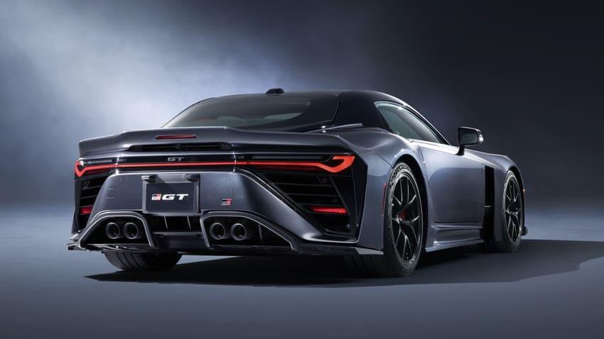 身後的橫貫式尾燈及雙邊雙出尾管相當吸睛。