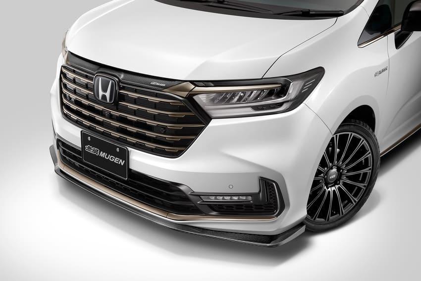 加入碳纖維與玫瑰金設計之後，讓車頭造型更加搶眼。