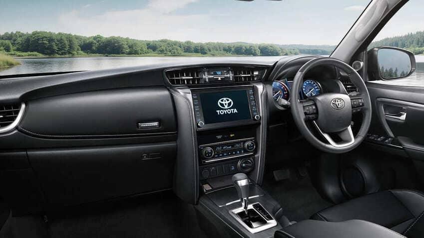 圖為 Fortuner Leader G+ 內裝。