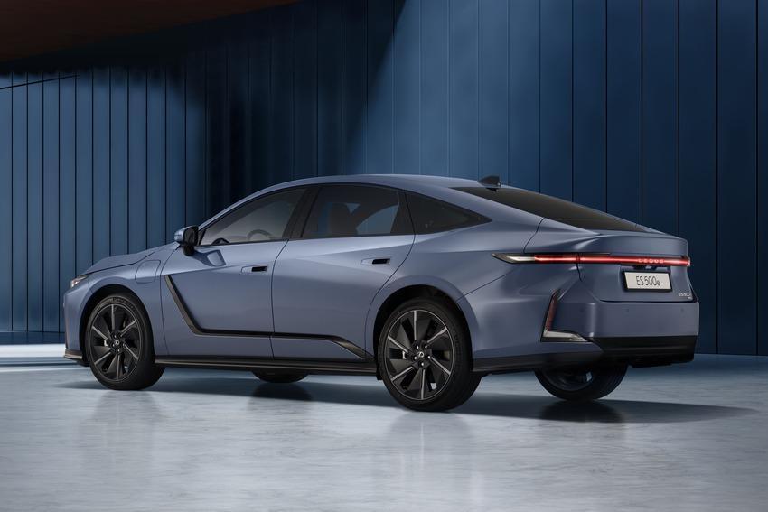 全新大改款 ES 擁有流線的跑格造型。