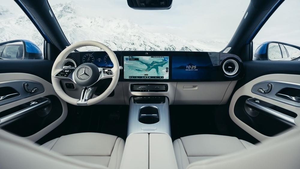 內裝導入懸浮式 MBUX Superscreen 寬幅螢幕設計。