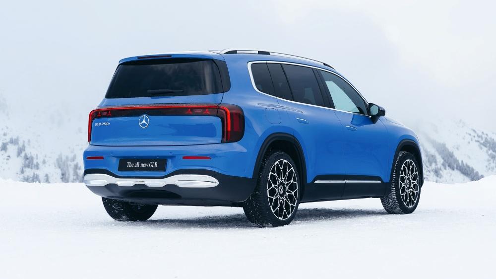 車尾採用獨特的貫穿式尾燈組，大幅提升辨識度。