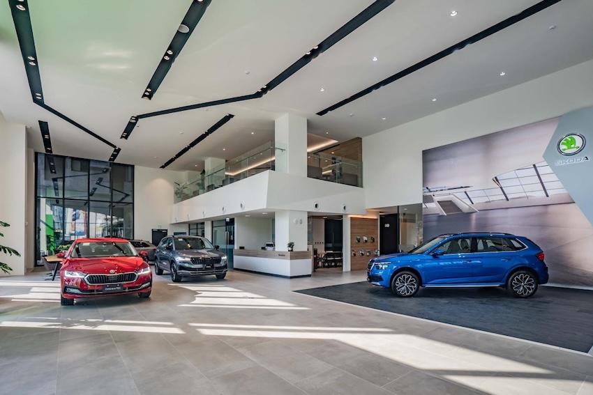 Skoda 內湖旗艦店，占地總面積逾 800 坪，室內室外總使用面積高達 2,278 坪。（圖片來源：尚鵬汽車）