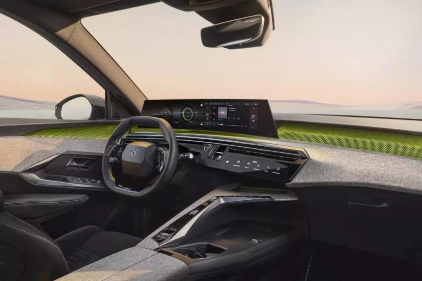 內裝採用 Panoramic i-Cockpit 設計，頂規車型更升級搭載 21 吋全景式曲面數位螢幕。