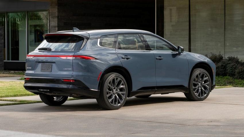 Toyota Crown Signia 這類跨界旅行車更受歡迎。