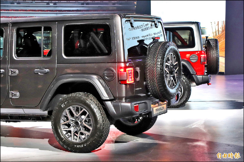 Wrangler Rubicon車型配置17吋鍛岩黑銀切削鋁圈，車尾則有外露式備胎，進一步鋪陳越野風格。（記者陳英傑攝）