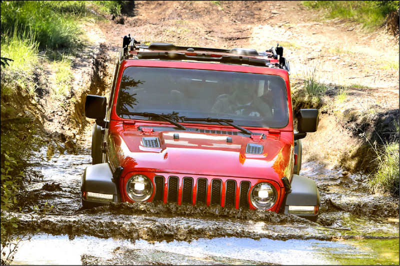 Wrangler最大涉水深度可達762mm，展現強悍的地形穿越能力。