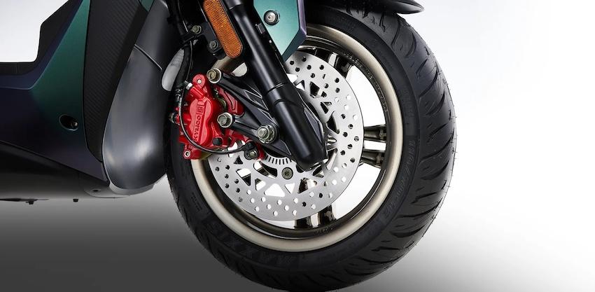 採 240mm 前碟盤，散熱性佳，煞車效果更犀利。