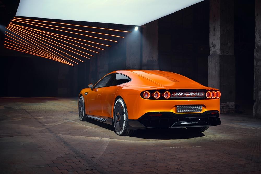 Mercedes-AMG GT XX充滿超跑氛圍的線條搭配互動感十足的車尾顯示幕，辨識度超高。