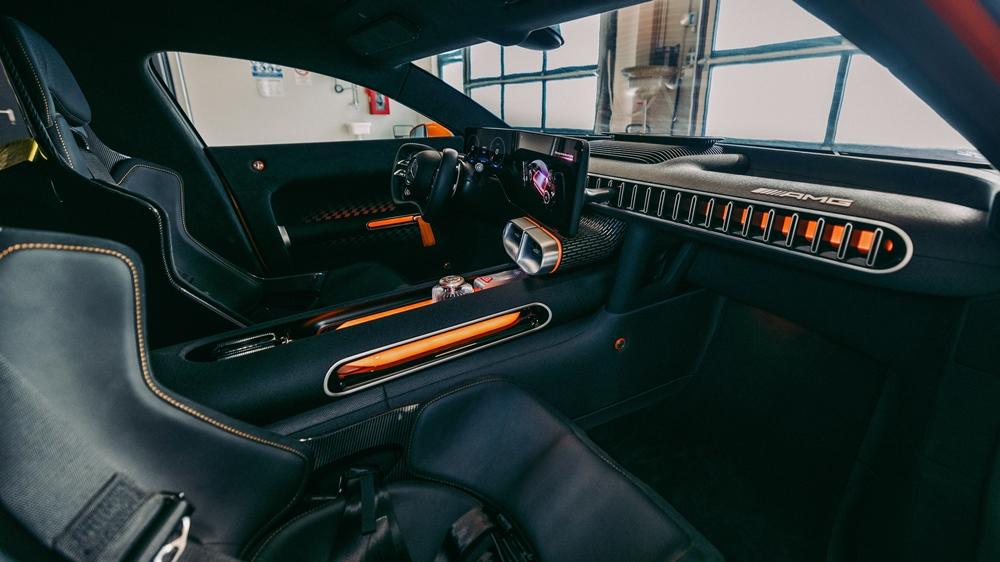 戰鬥氣息滿滿的座椅以及氛圍燈，呈現性能導向理念。