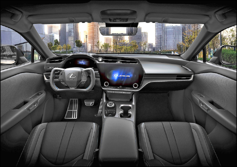 Lexus RZ車系車艙採TAZUNA全環繞駕駛座艙，操作功能更集中在方向盤周圍。RZ 550e F SPORT標配線控轉向方向盤，轉向角度更小，有效提升操控表現。