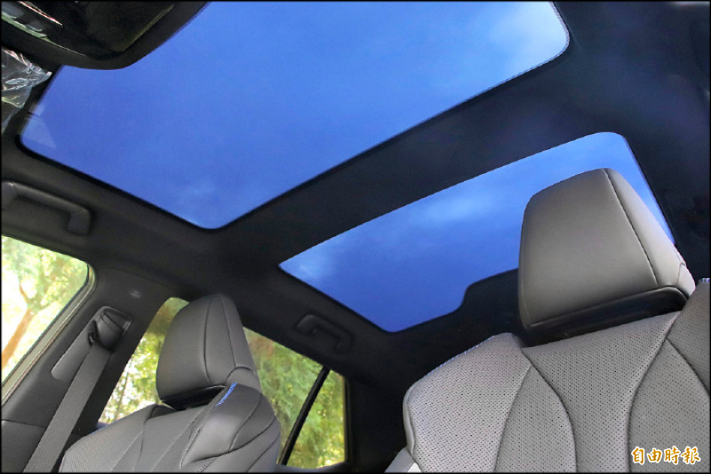 RZ 500e旗艦版與RZ 550e F SPORT標配可調光全景天窗，提供更好的遮光與隔熱性。（記者陳英傑攝）