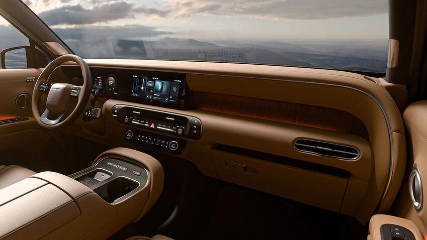 雙 12.3 吋是新一代內裝亮點，搭配更講究的內裝飾材，打造出豪華科技座艙。