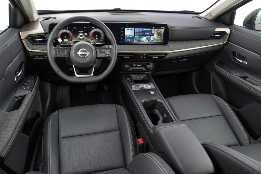 高階車型升級雙 12.3 吋螢幕配置，看起來更有科技感，圖為左駕版本。