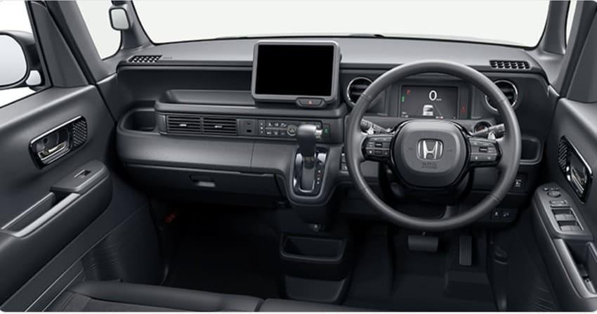 內裝同採黑化風格，呈現出獨特的時尚氛圍。