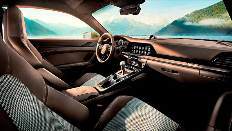 松露棕真皮內裝搭配F.A.格紋織布，營造出獨有的座艙氛圍。