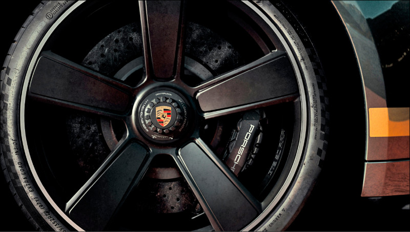 腳下Sport Classic五輻式消光黑輪圈是重點配備之一。