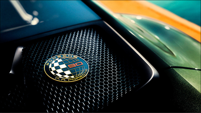 後引擎蓋格柵嵌有彰顯特殊身分的90 F. A. Porsche鍍金徽飾。