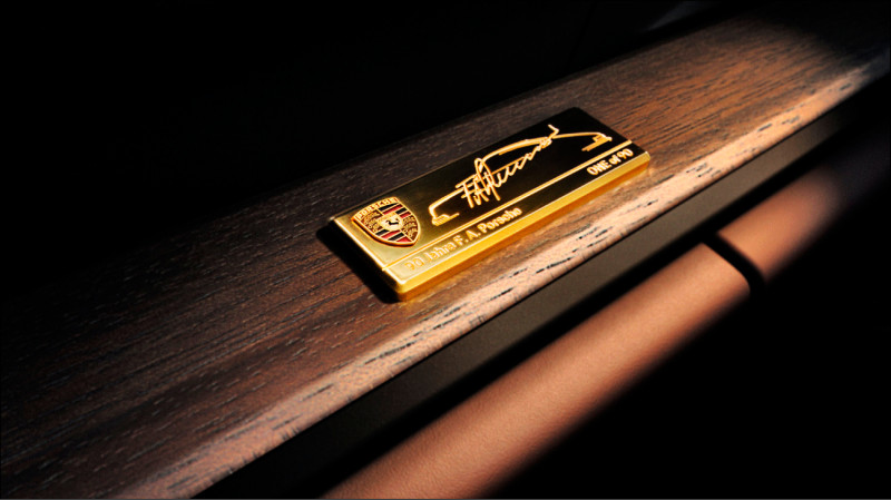 副駕側控台的專屬鍍金銘牌，特別強調紀念意義。