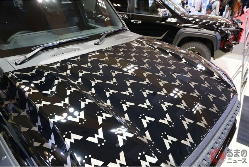 滿滿 Weed 標誌的特製引擎蓋是外觀一大亮點，讓人不禁聯想到邁巴赫的豪華設計風格。