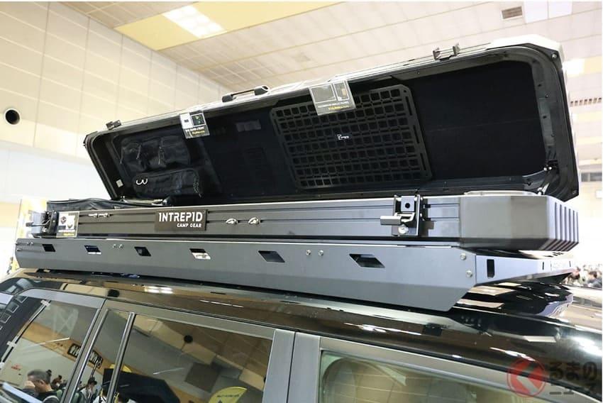 車頂加裝置物箱強化載物機能來滿足戶外使用需求。