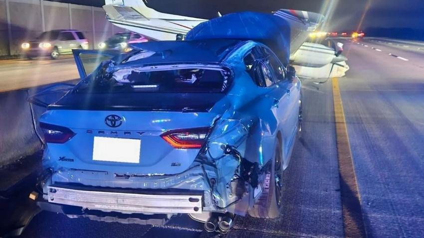 美國 Toyota Camry 被緊急降落的飛機撞上，駕駛奇蹟般僅受輕傷。