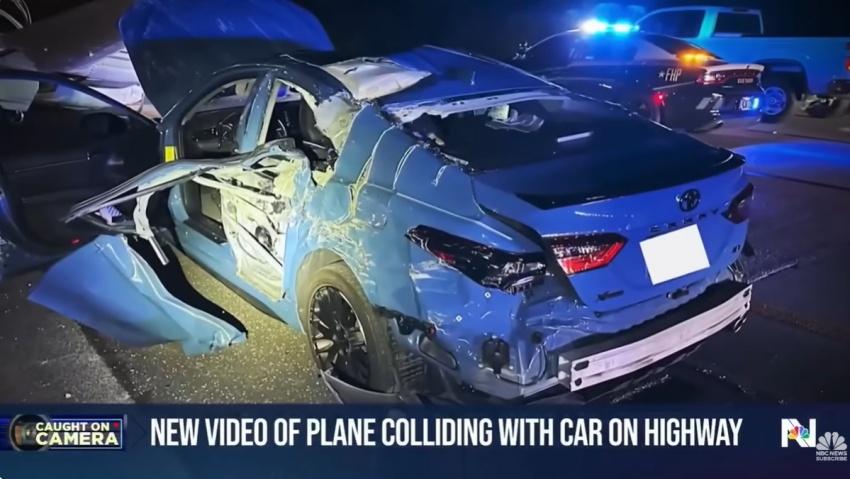 遭撞的 2023 年式 Camry 毀損嚴重。