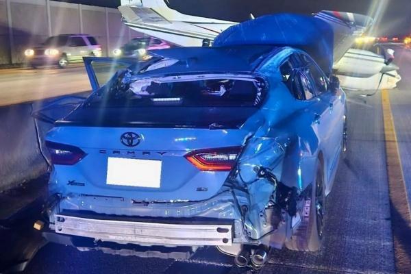 Toyota Camry 被飛機撞 駕駛僅輕傷！社群平台：Toyota 最好廣告