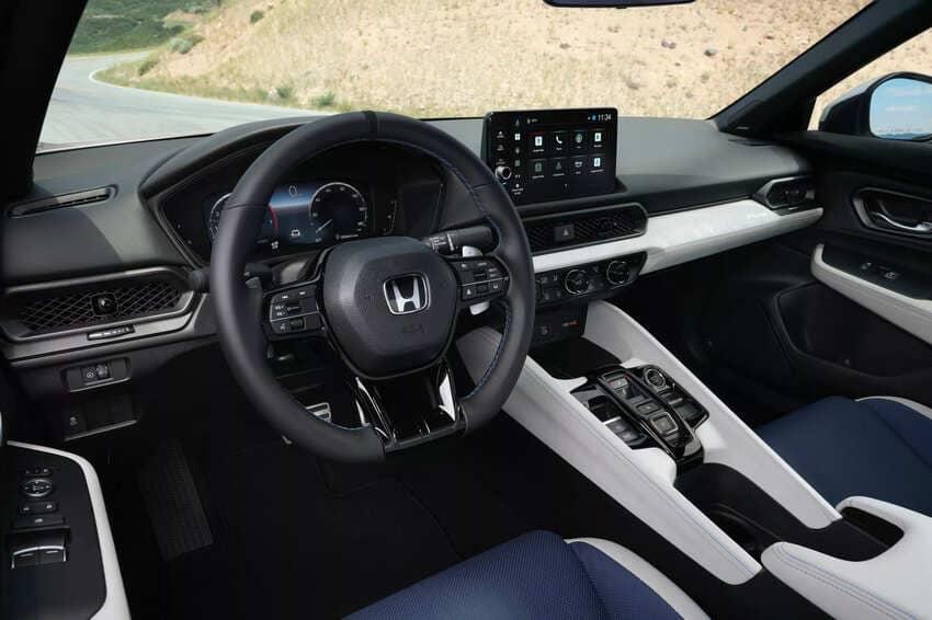 10.2 吋數位儀表搭配 9 吋中控螢幕是內裝科技焦點。