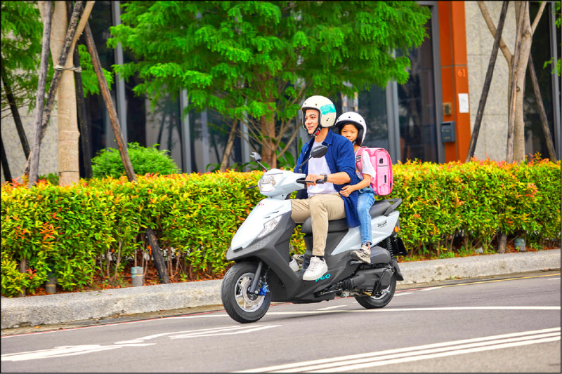 PGO威力125主打「全台第一款油電機車」，搭配普發、加碼補助與汰舊換新，最低65,900元就能購得。