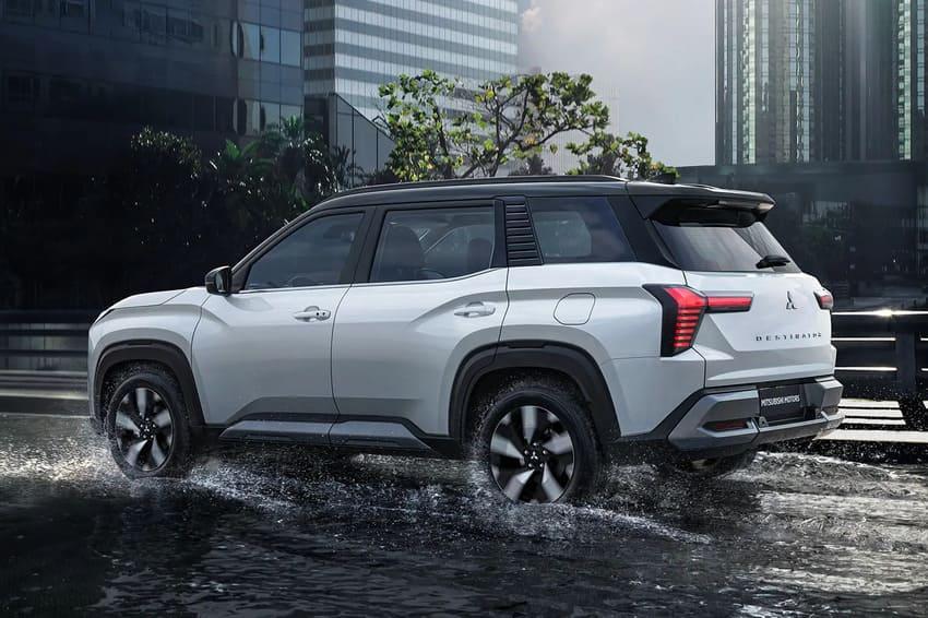 車尾造型與車頭呼應，T 字型燈組相當吸睛。