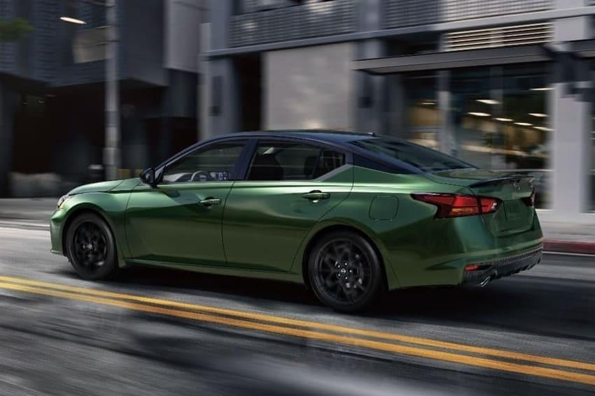 新年式 Altima SR 可選 Midnight 黑化風格套件，營造出更加鮮明的運動化形象。