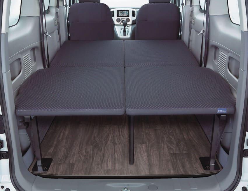 Multibed 車型後廂設有折疊式床板，展開即成為一張舒適大床。