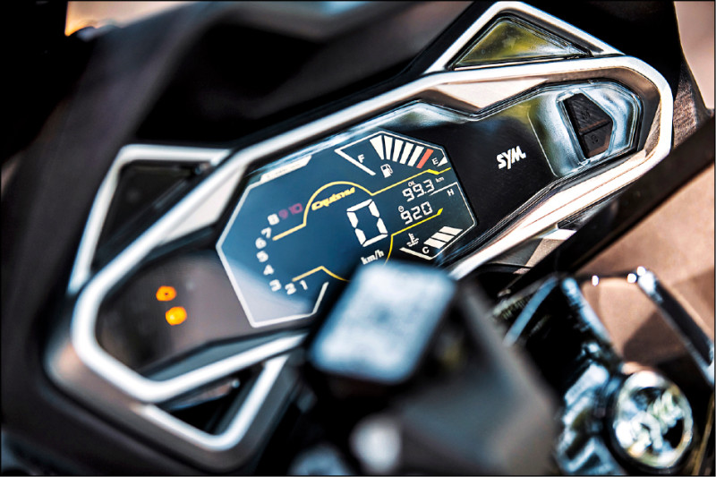 CRUISYM配置彩色LCD儀表板，無論時速、轉速或油量皆清晰易讀。