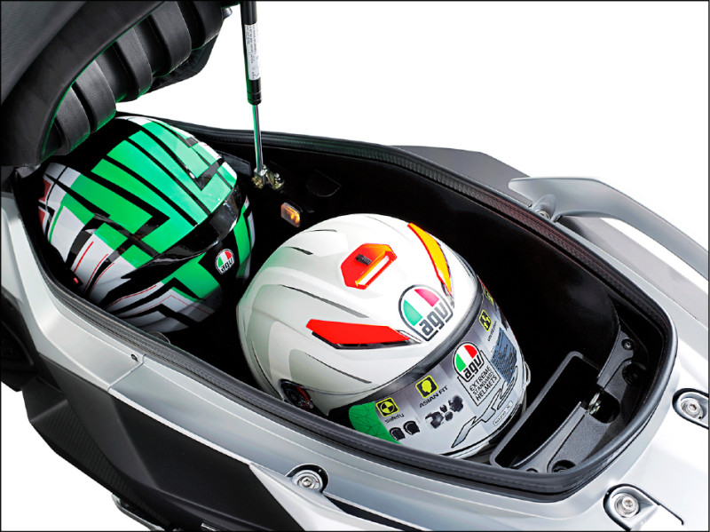 座墊下置物空間容量達到45公升，足以擺放兩頂安全帽。