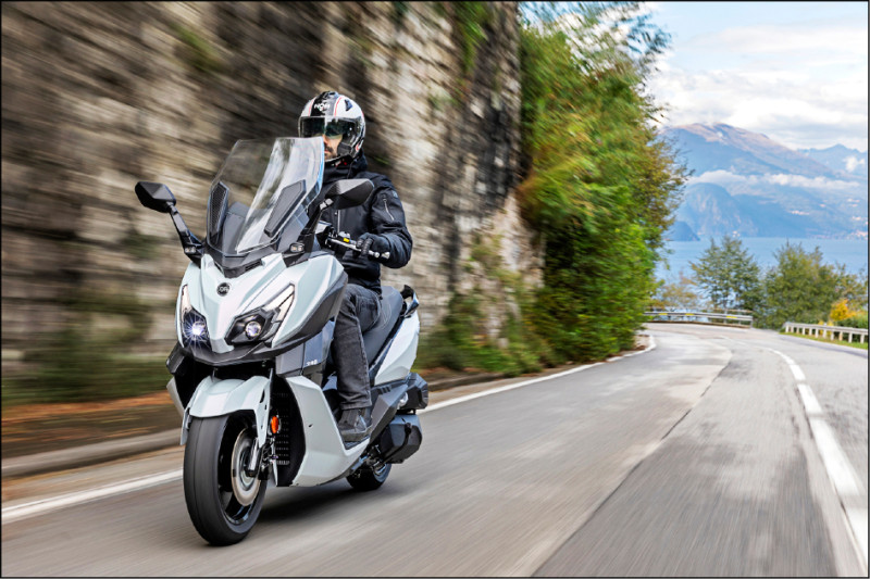 三陽推出入門黃牌速克達CRUISYM，搭載LED魚眼頭燈展現更鮮明的視覺辨識度。