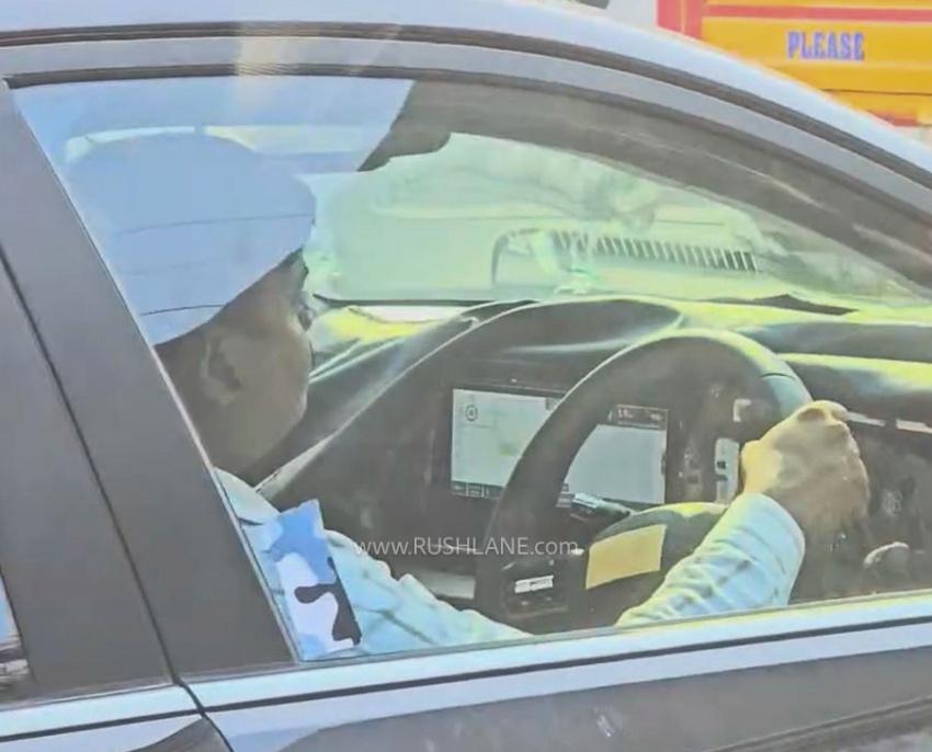 內裝導入雙 12.3 吋曲面螢幕，提升整體科技感。