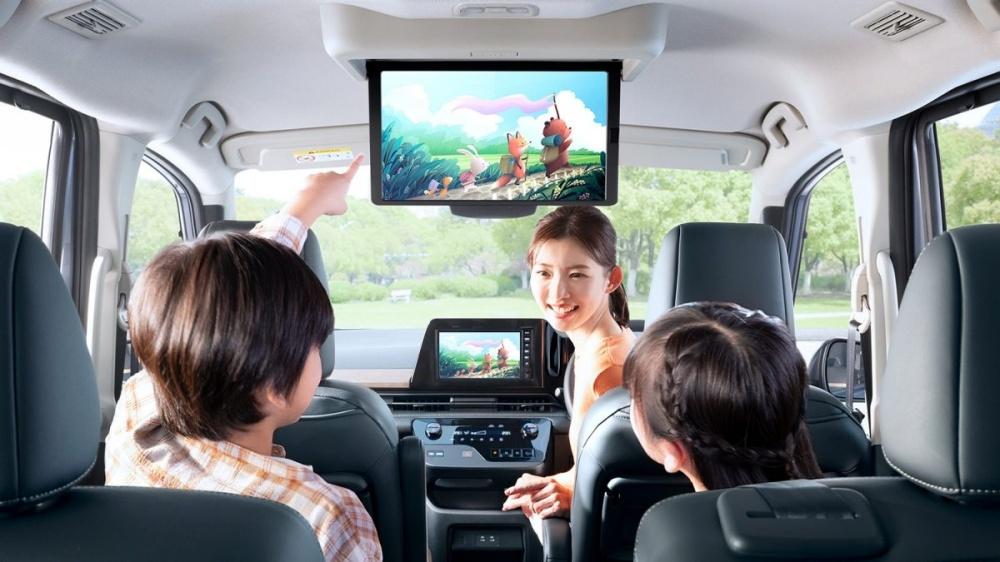 可選配的後座娛樂資訊螢幕放大至 15.6 吋。