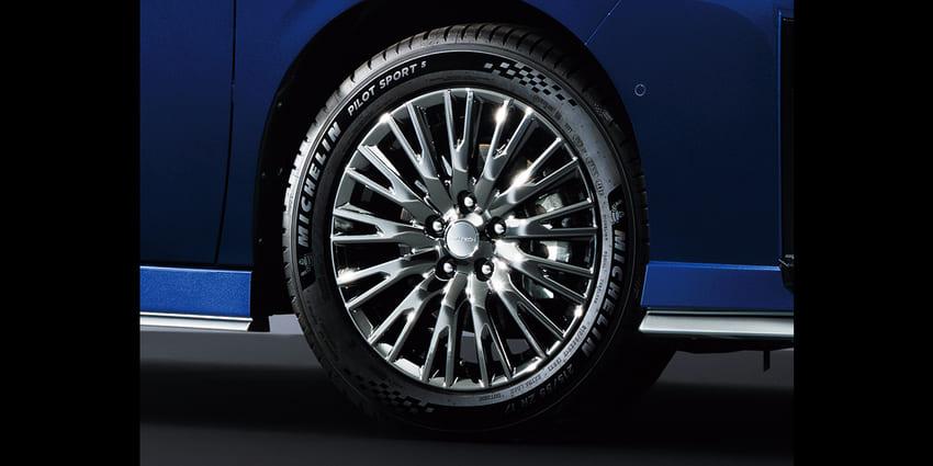 17 吋多輻式輪圈是 Autech Sports Spec 車型專屬配置。