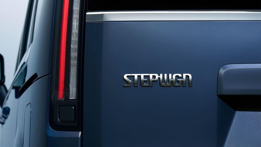 車尾換裝復刻初代車型銘牌的 30 週年紀念標誌。