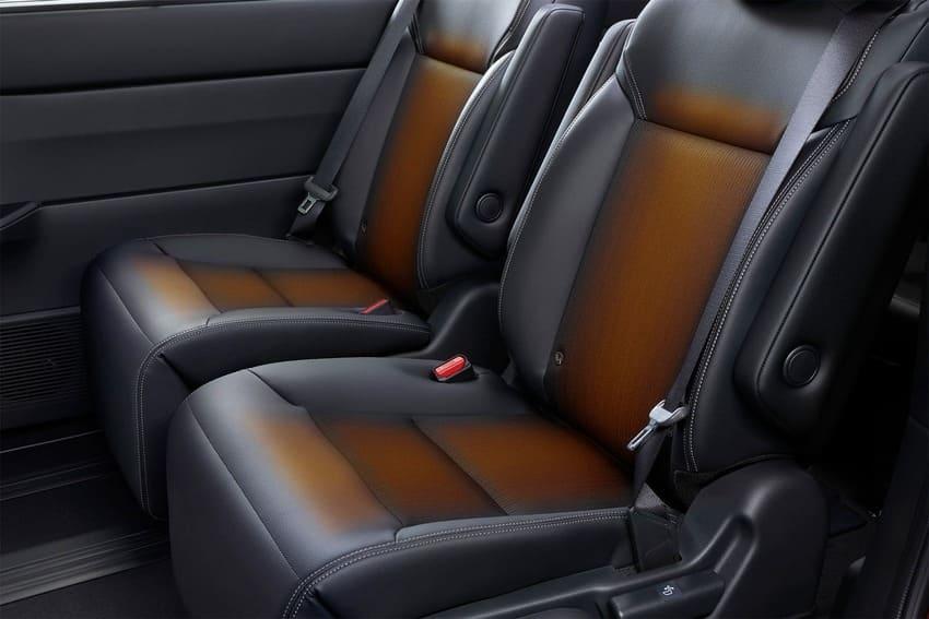 升級搭載第二排加熱座椅。