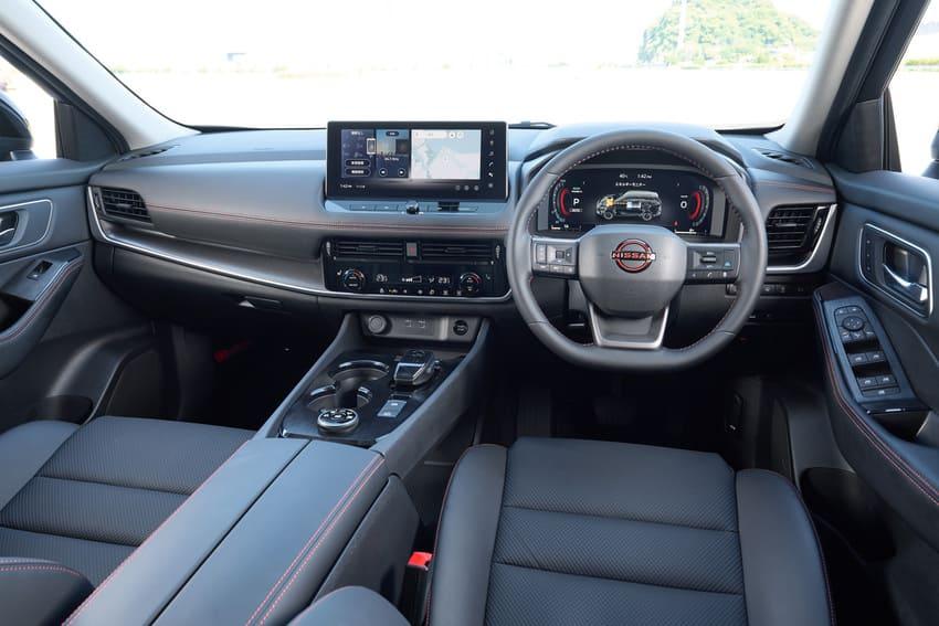 內裝同樣有熔岩紅專屬元素妝點，強調特仕身分。