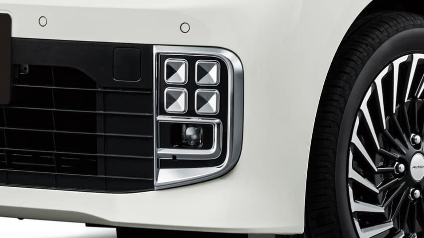 前霧燈座新增鍍鉻飾條。