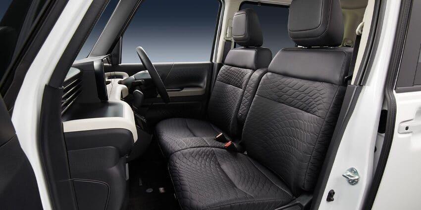 座椅彩防水材質包覆，提升使用便利性。